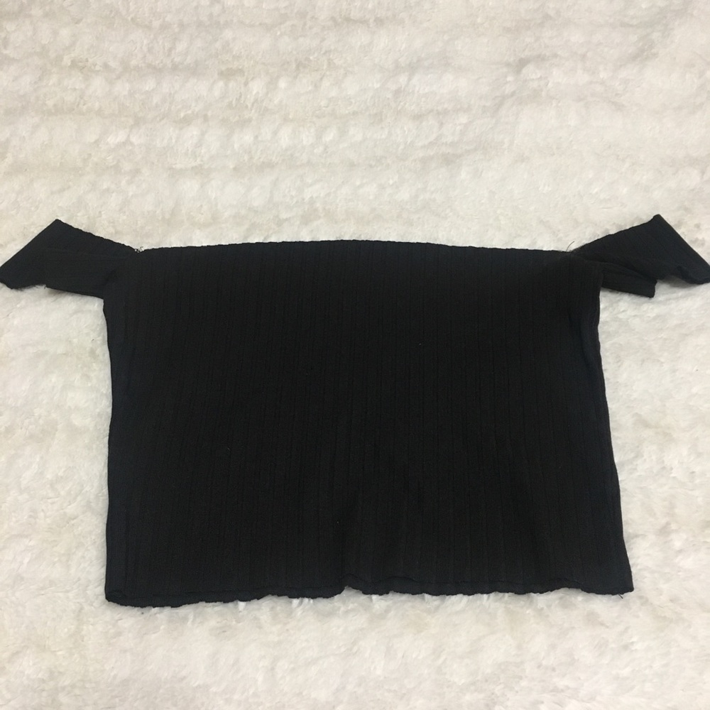 ❌SOLD❌ Black Off Shoulder Crop